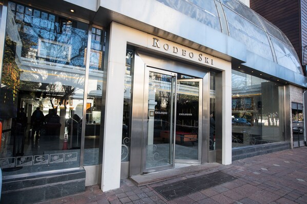 Property entrance - Hotel Rodeo Ski (San Carlos de Bariloche)