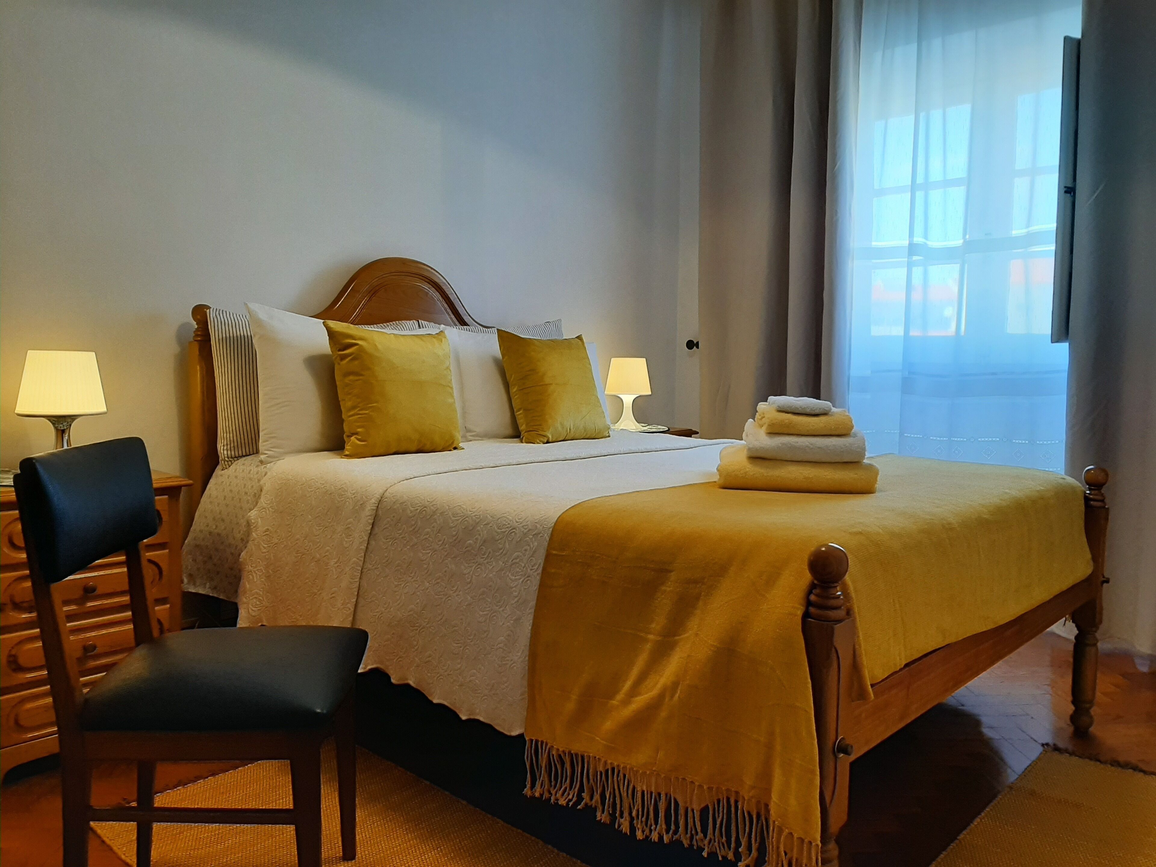 Een strijkplank/strijkijzer, wifi, beddengoed