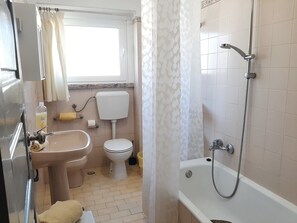 Hair dryer, bidet, towels, soap - Mary Apartments (Almada)
