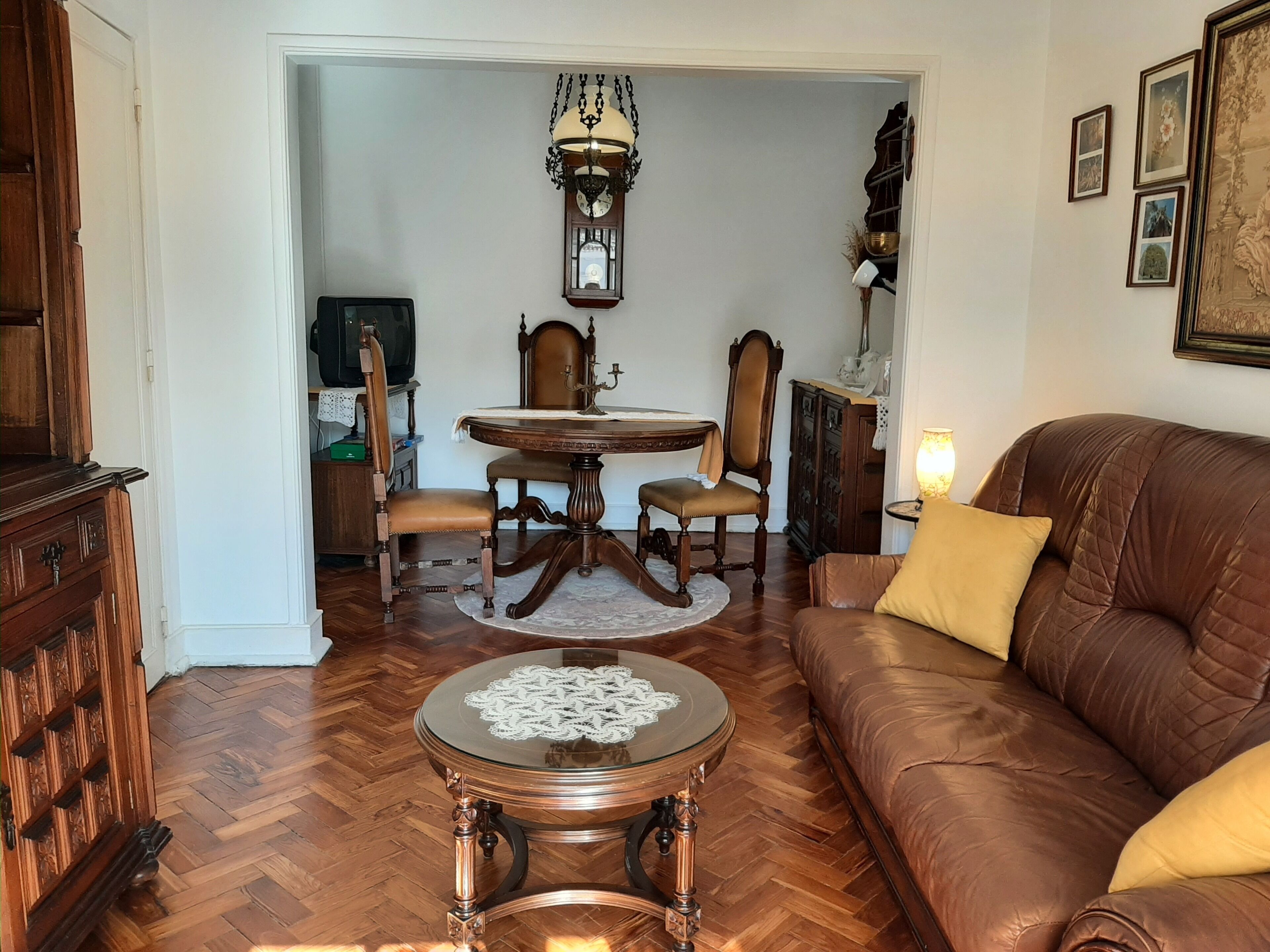 Klassiek appartement, 2 slaapkamers, niet-roken, balkon | Woonruimte | Flatscreentelevisie