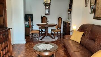 Departamento clásico, 2 habitaciones, para no fumadores, balcón | Área de sala de estar | Televisión de pantalla plana