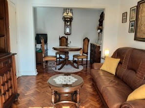 Apartament clàssic, 2 dormitoris, no fumadors, balcó | Sala d'estar | Televisor de pantalla plana