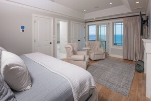 3 makuuhuonetta, työpöytä, silitysrauta/-lauta, vauvan matkasänky