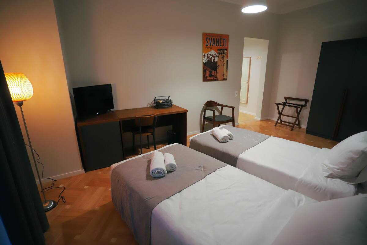 Caja de seguridad en la habitación y escritorio 