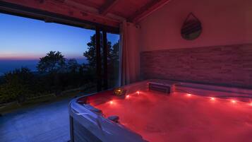 House with Jacuzzi | Whirlwanne