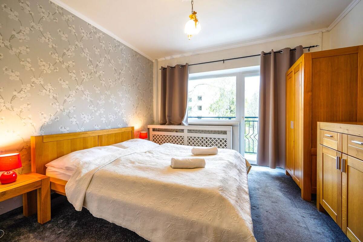 Két bảo mật tại phòng, nôi/giường cho trẻ sơ sinh (phụ phí)