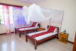 Individually furnished, laptop workspace, iron/ironing board, free WiFi - Safiri Kenya Home (Mombasa)