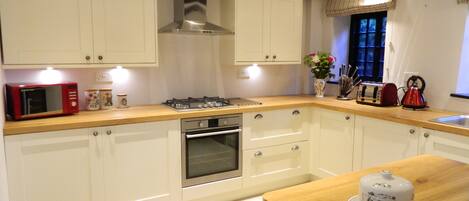 Traditional Cottage | Private kitchen | Fridge, microwave, oven, stovetop