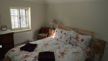 Traditional Cottage | 3 bedrooms, individually decorated, desk, blackout curtains