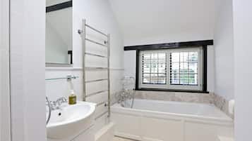Cottage Tradisional | Kamar mandi | Perlengkapan mandi gratis, pengering rambut, dan handuk