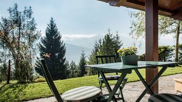 1 kamar tidur, seprai premium, dan selimut bulu angsa