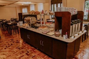 Café da manhã com buffet grátis todos os dias