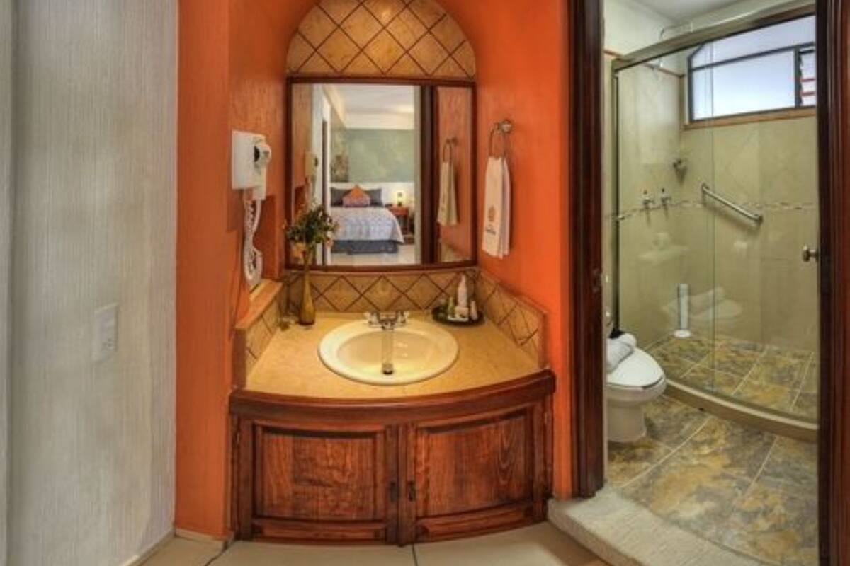 room, 1 king bed, non smoking | bathroom | shower, rainfall showerhead, free toiletries, hair dryer