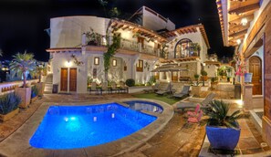 A two-story house with a swimming pool, outdoor seating, and a balcony. - Hotel Santa Paula (Taxco)