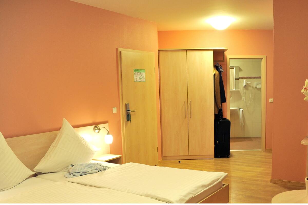 Insonorización, wifi gratis y ropa de cama