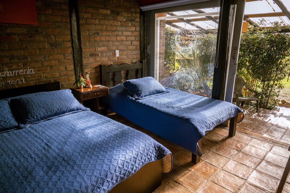 Cortinas blackout, wifi gratis, muebles diferentes y ropa de cama