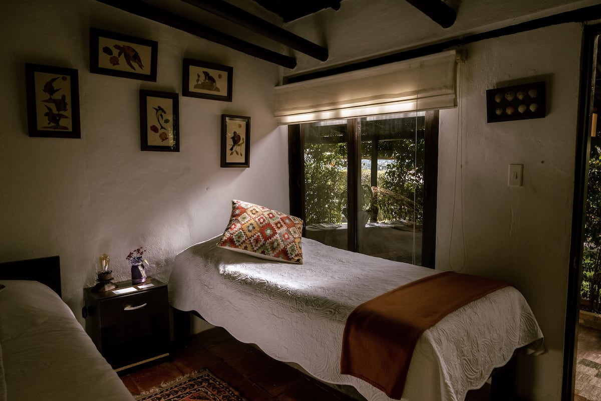 Cortinas blackout, wifi gratis, muebles diferentes y ropa de cama