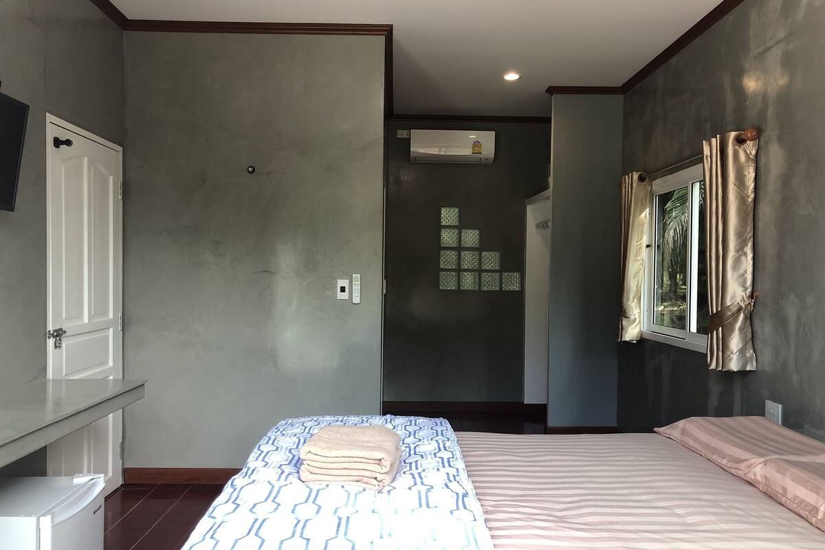 Habitación estándar doble | Baño | Ducha, artículos de higiene personal gratuitos y toallas