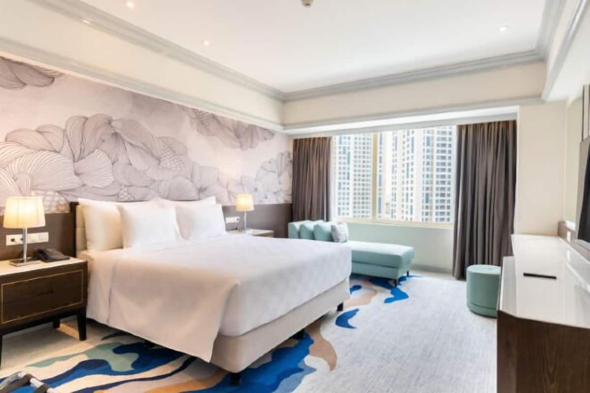Seprai premium, minibar, brankas, dan meja kerja