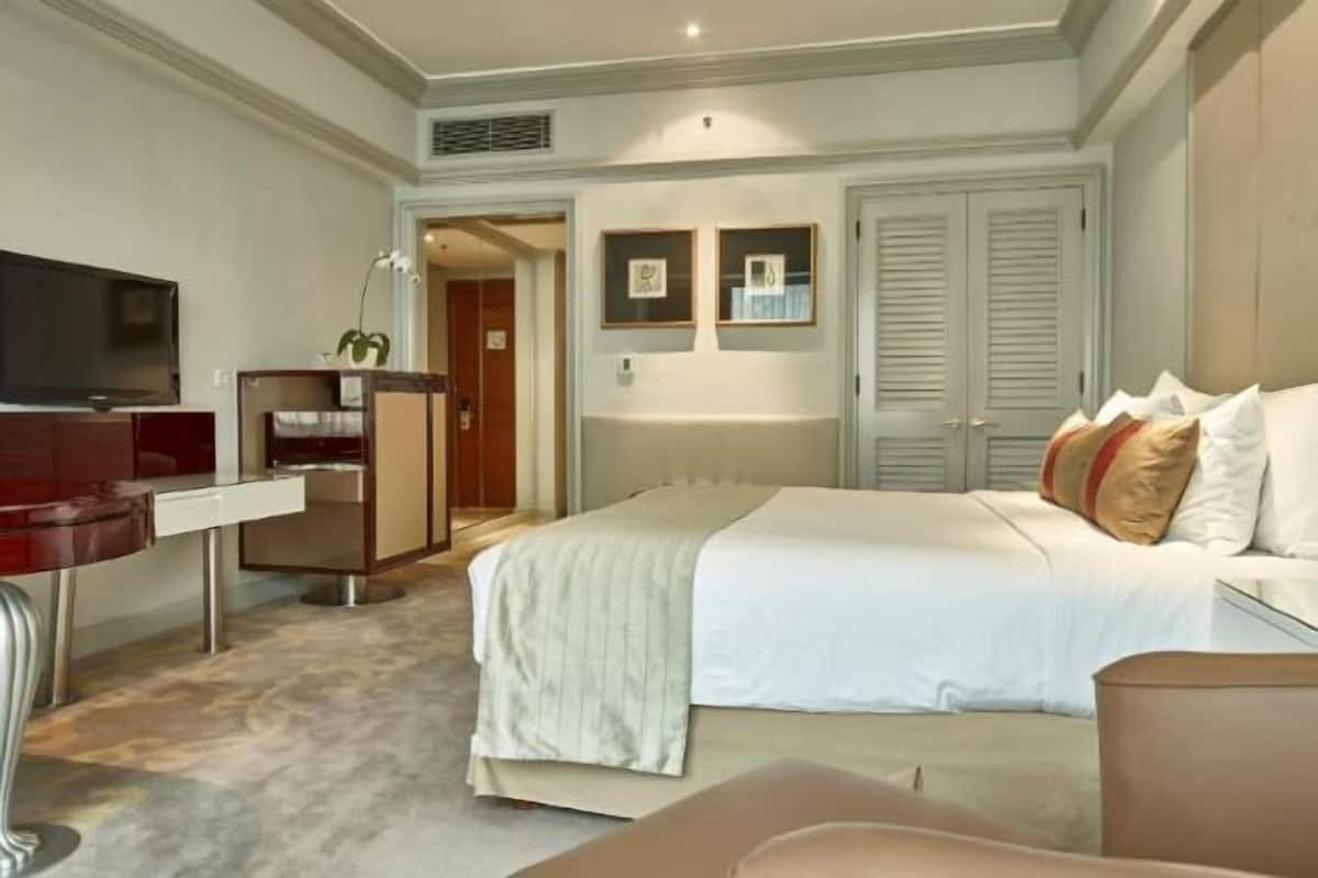 Literie de qualité, coffre-fort, bureau, lit de bébé (gratuit)