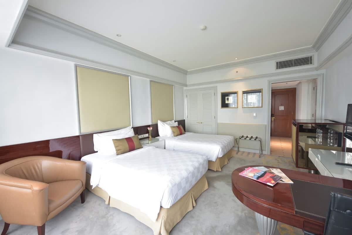 Literie de qualité, coffre-fort, bureau, lit de bébé (gratuit)