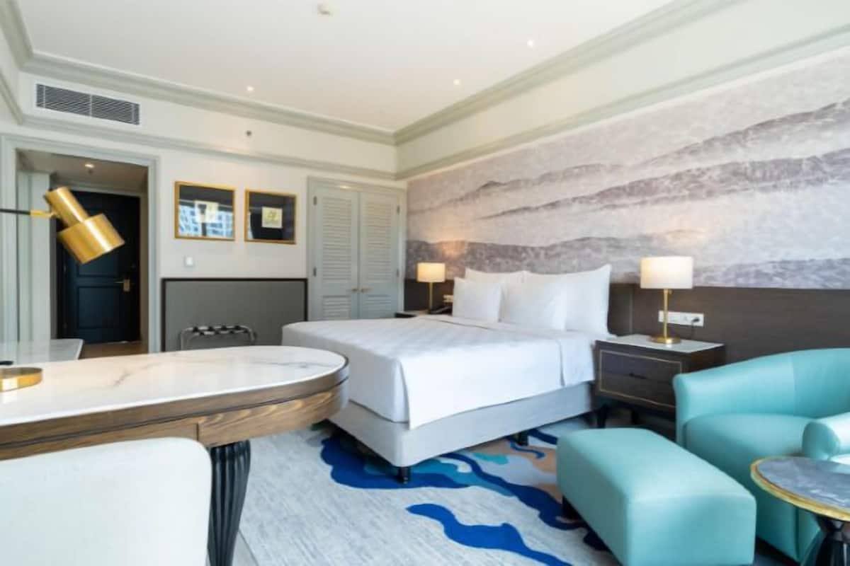 Seprai premium, minibar, brankas, dan meja kerja