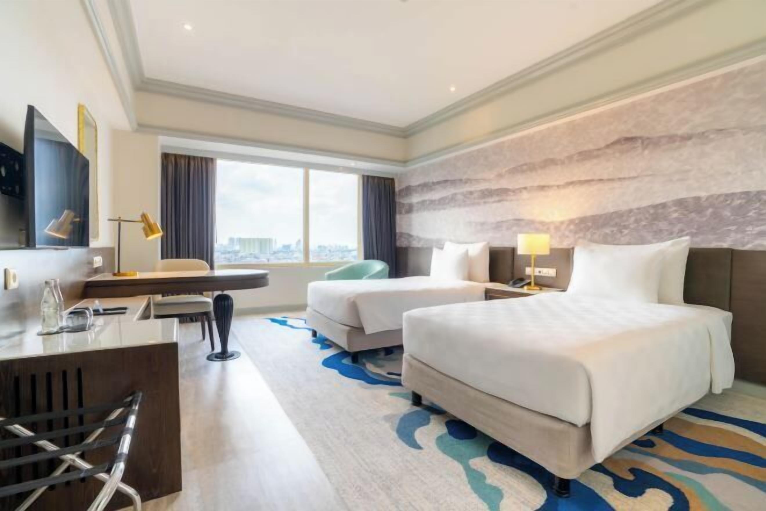 Premium-sengetøj, pengeskab på værelset, skrivebord