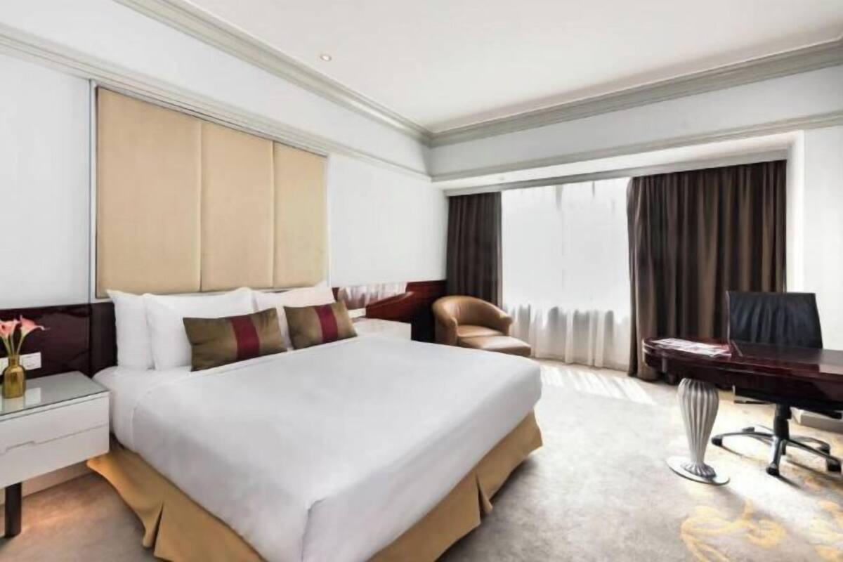 Premium bedding, minibar, in-room safe, desk