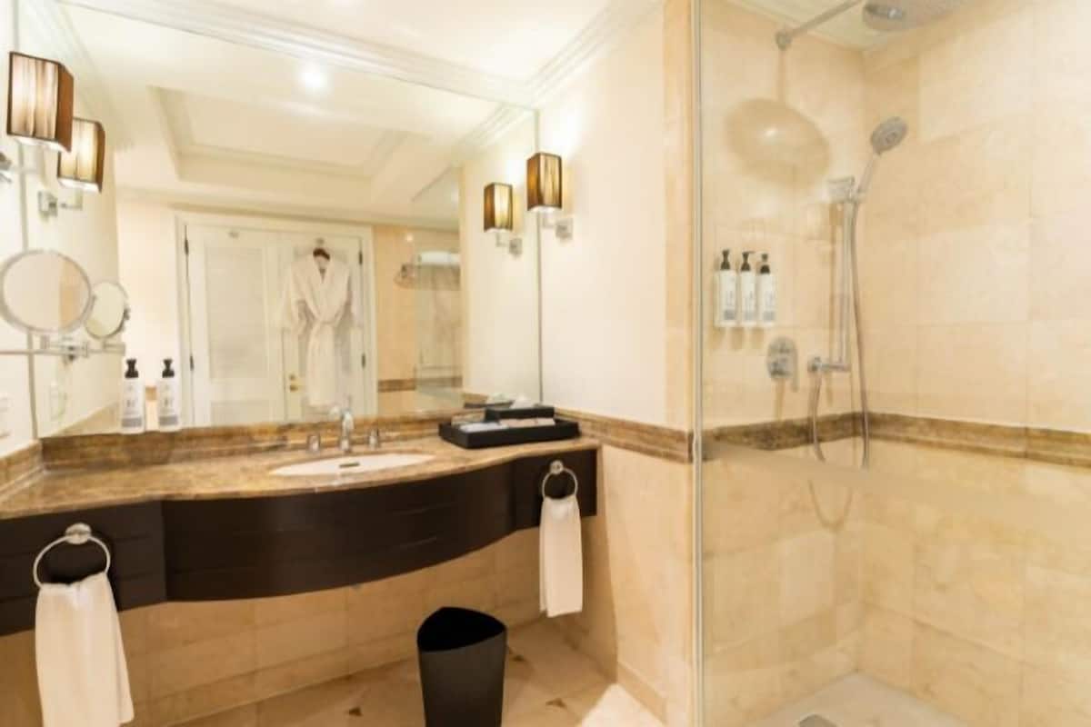 Salle de bain | Articles de toilette (gratuits), séchoir à cheveux, peignoirs, bidet