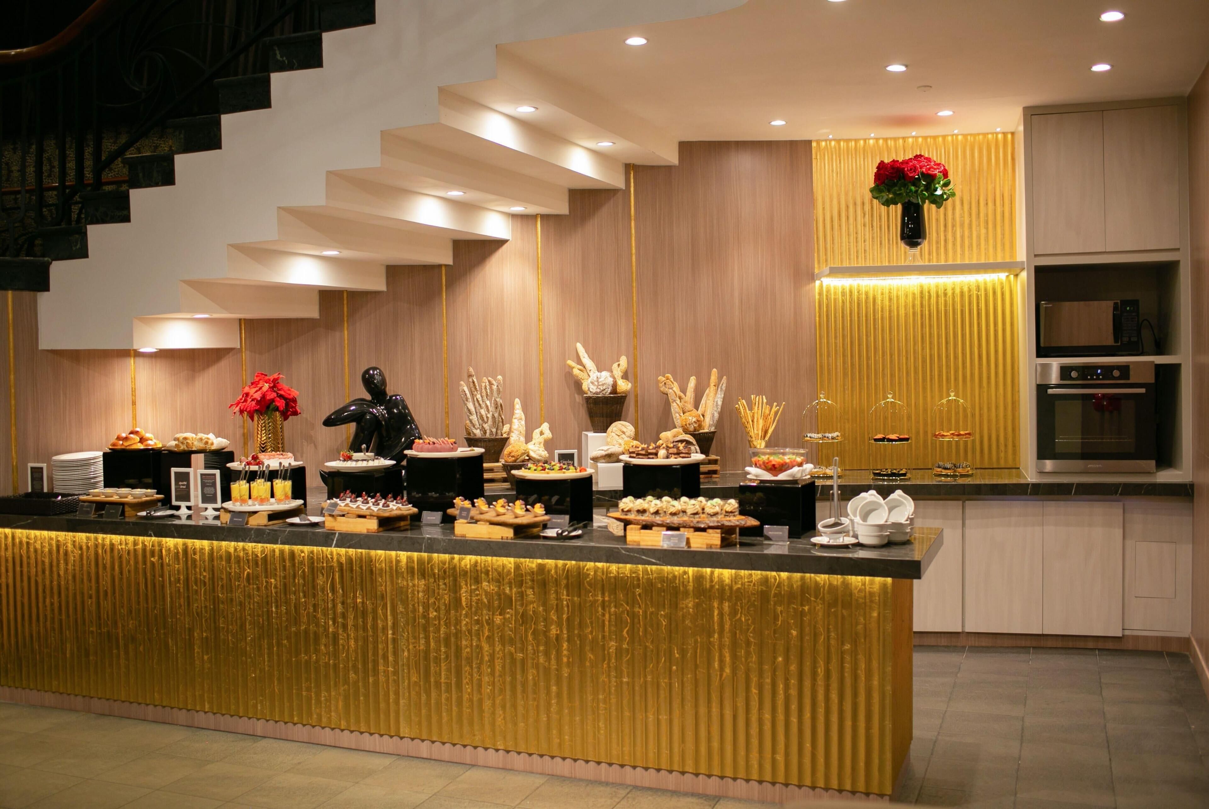 Een buffetopstelling met diverse gerechten en een decoratieve vaas.