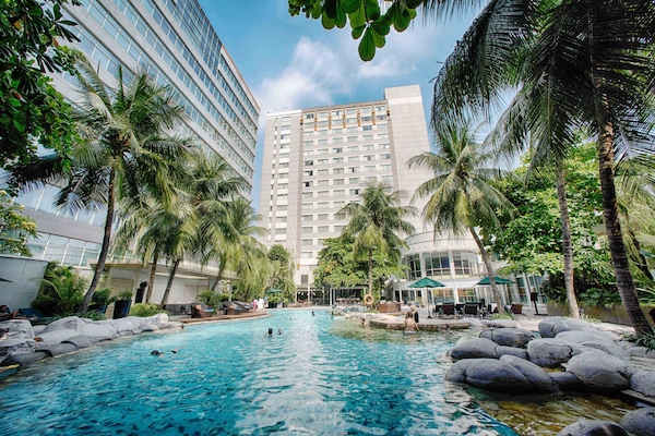 Una piscina al aire libre