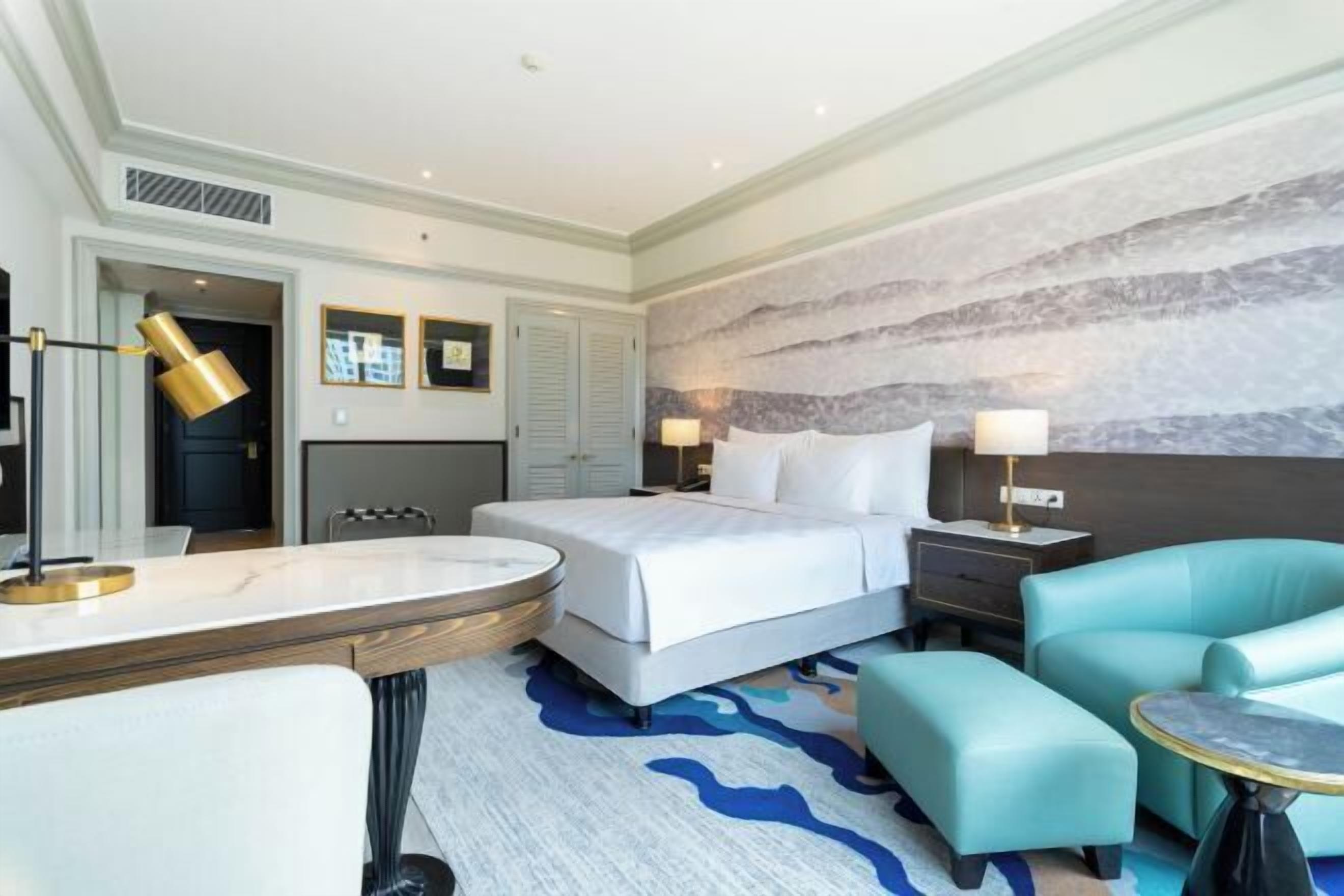 Premium-sengetøj, pengeskab på værelset, skrivebord