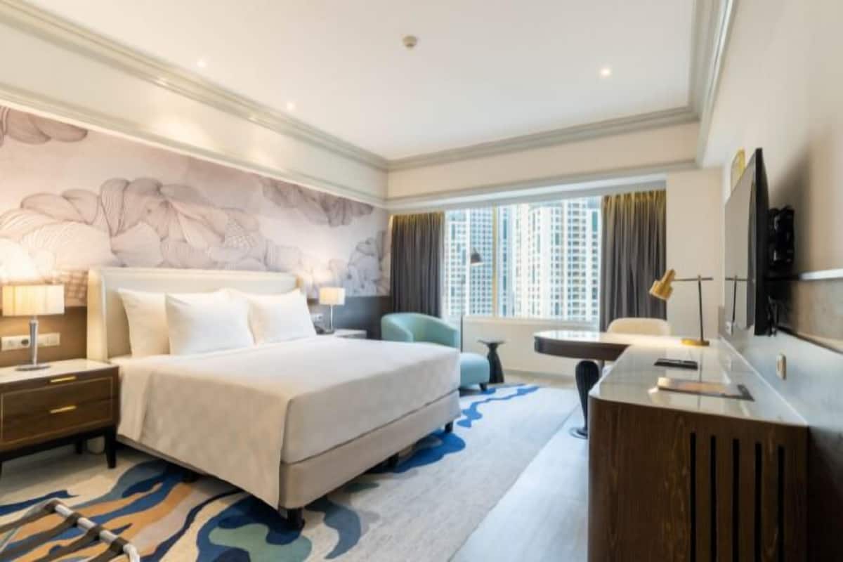 Seprai premium, minibar, brankas, dan meja kerja