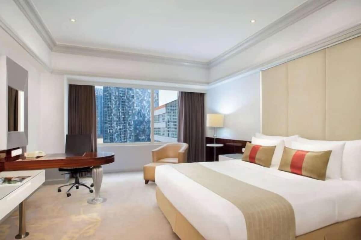 Literie de qualité, coffre-fort, bureau, lit de bébé (gratuit)