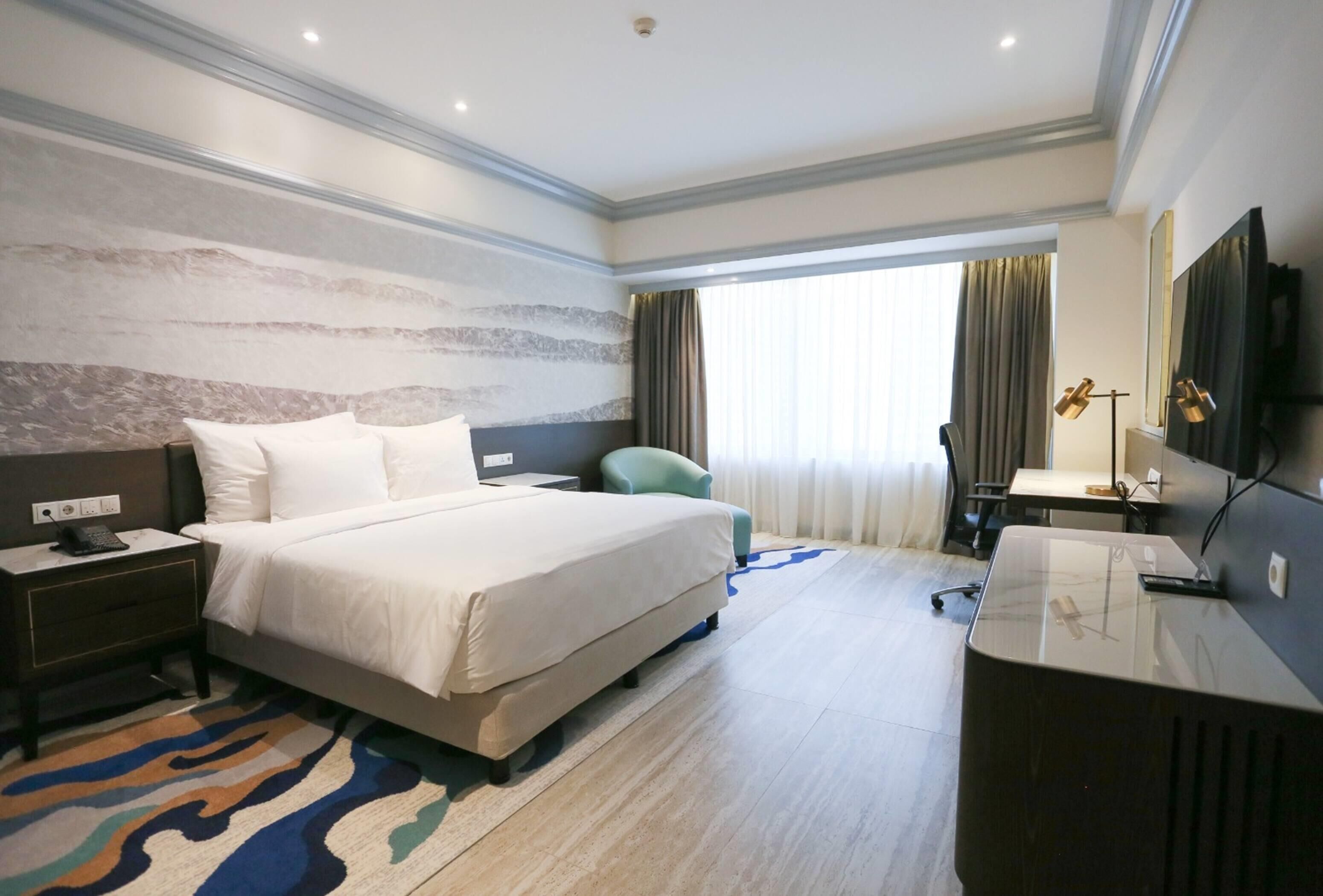 Room, 1 King Bed, Accessible, Non Smoking | Premium bedding, in-room safe, desk, free cots/infant beds