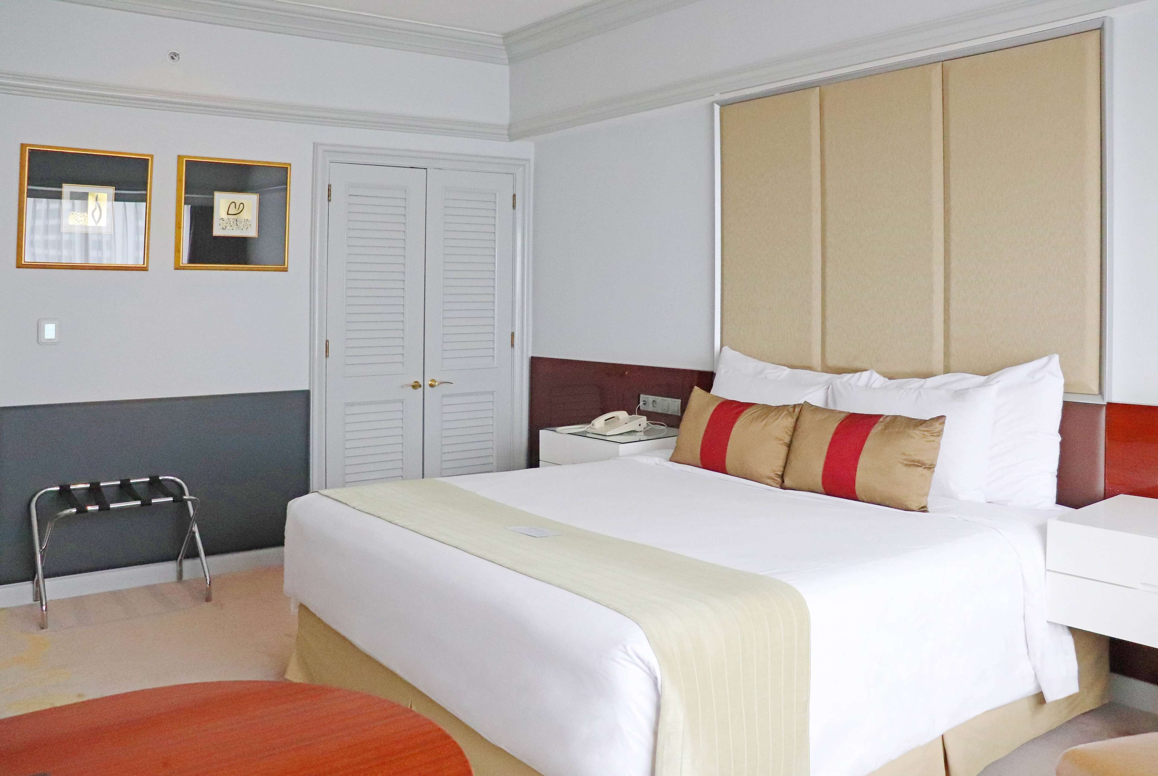 Room, 1 King Bed, Accessible, Non Smoking | Premium bedding, in-room safe, desk, free cribs/infant beds