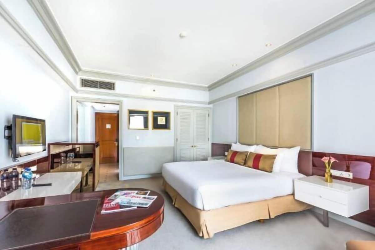 Literie de qualité, coffre-fort, bureau, lit de bébé (gratuit)