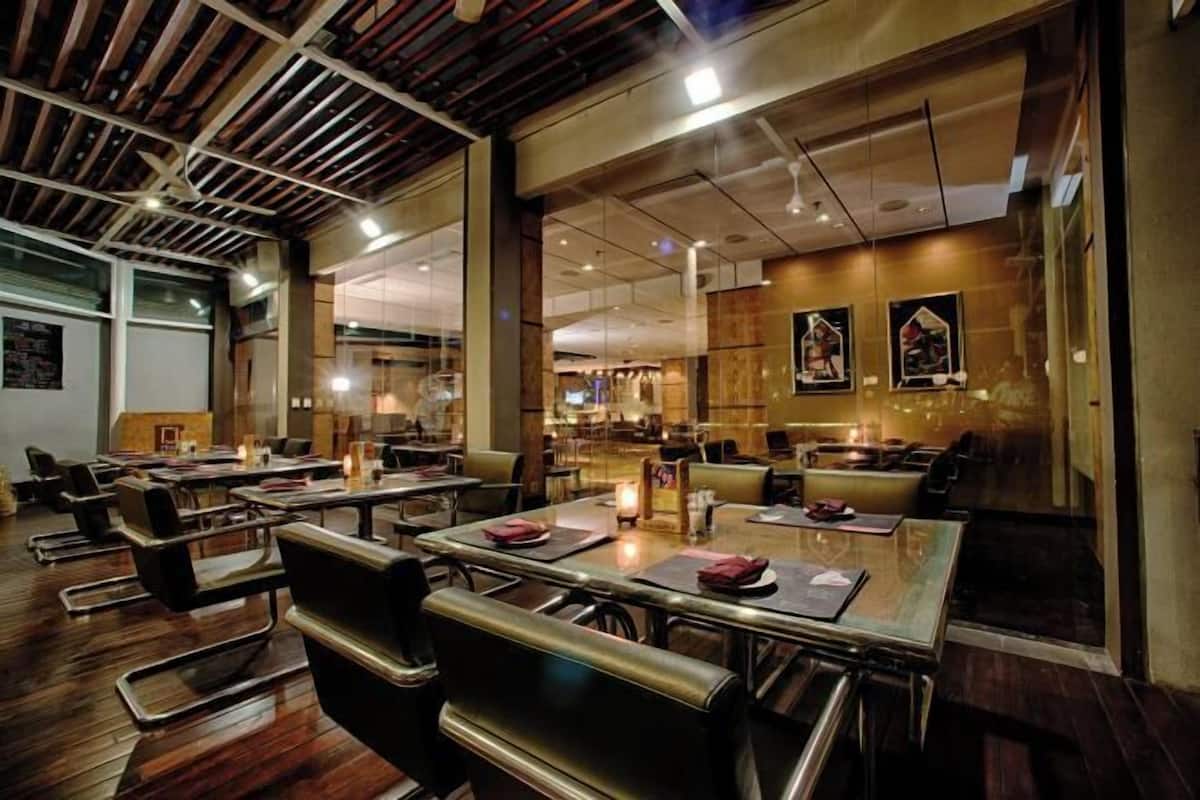 Restauration | 2 restaurants, servant le déjeuner et le dßner; cuisine internationale