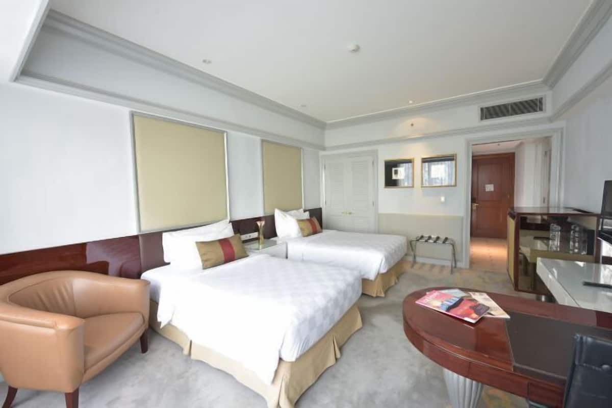 Literie de qualité, coffre-fort, bureau, lit de bébé (gratuit)