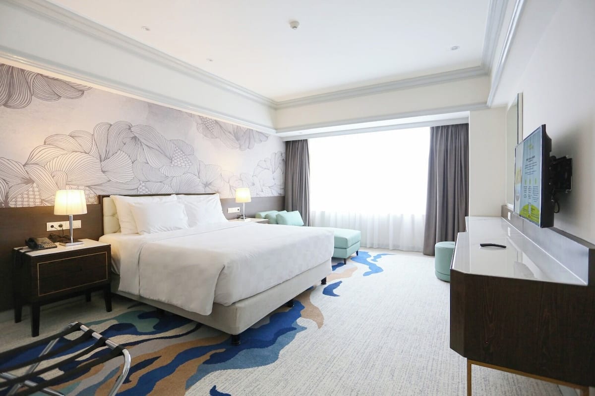 Junior Suite, 1 King Bed, Non Smoking | Premium bedding, minibar, in-room safe, desk