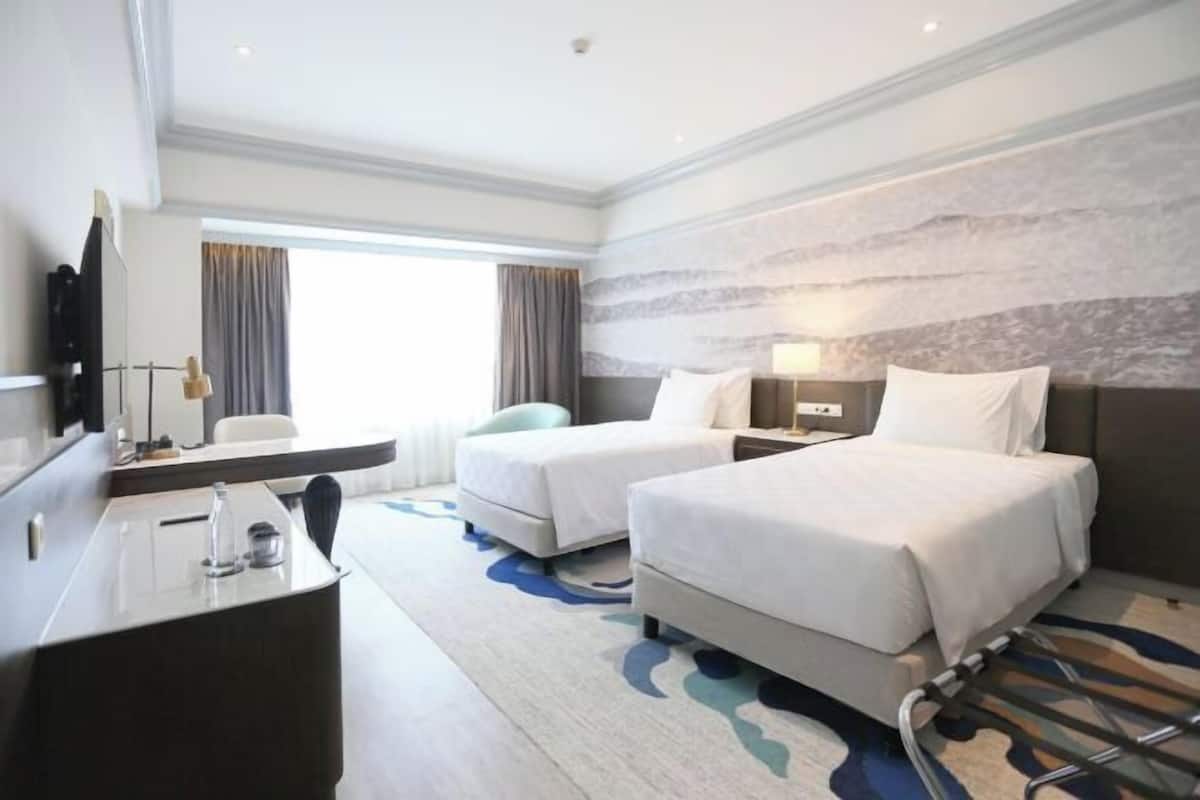 Seprai premium, minibar, brankas, dan meja kerja