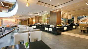 2 restaurants; breakfast, lunch, and dinner served