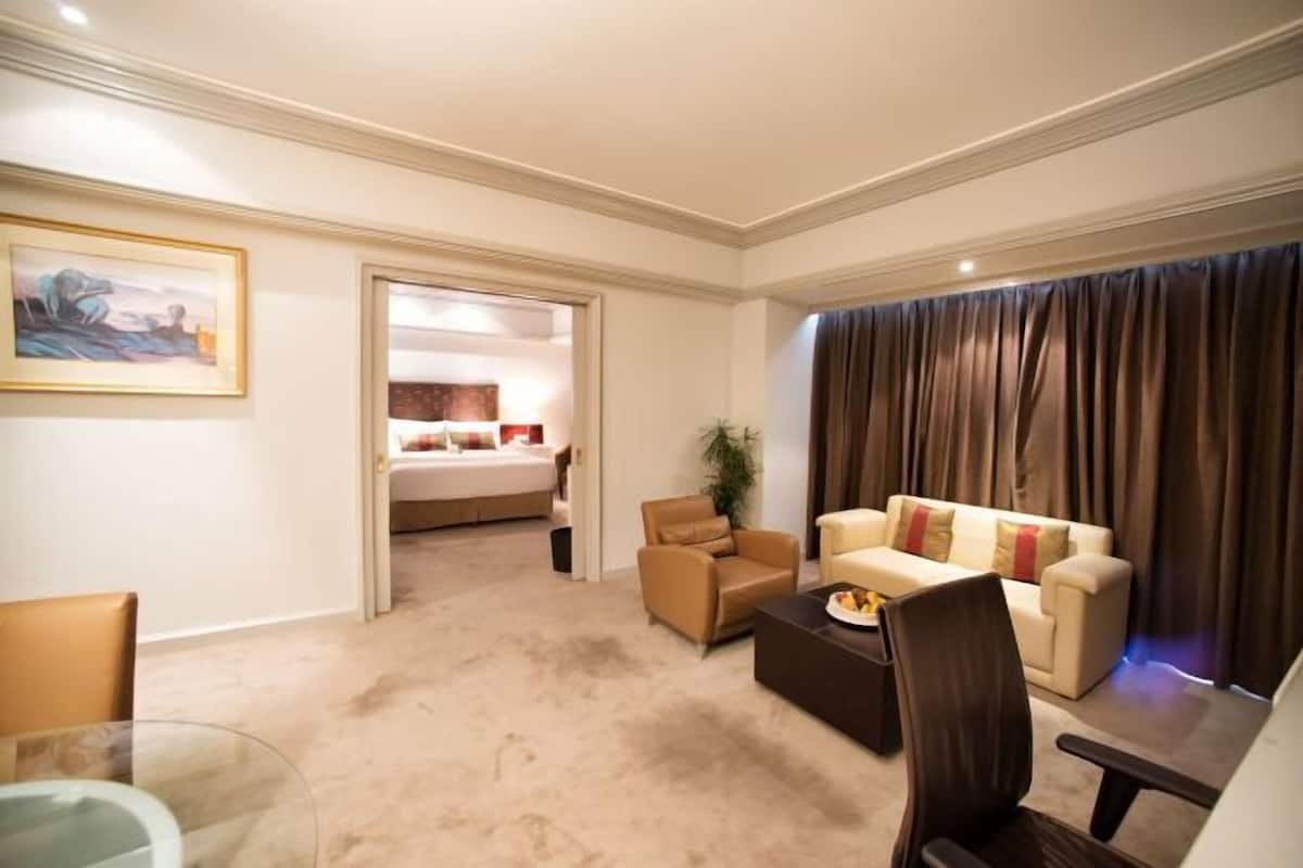 Literie de qualité, coffre-fort, bureau, lit de bébé (gratuit)