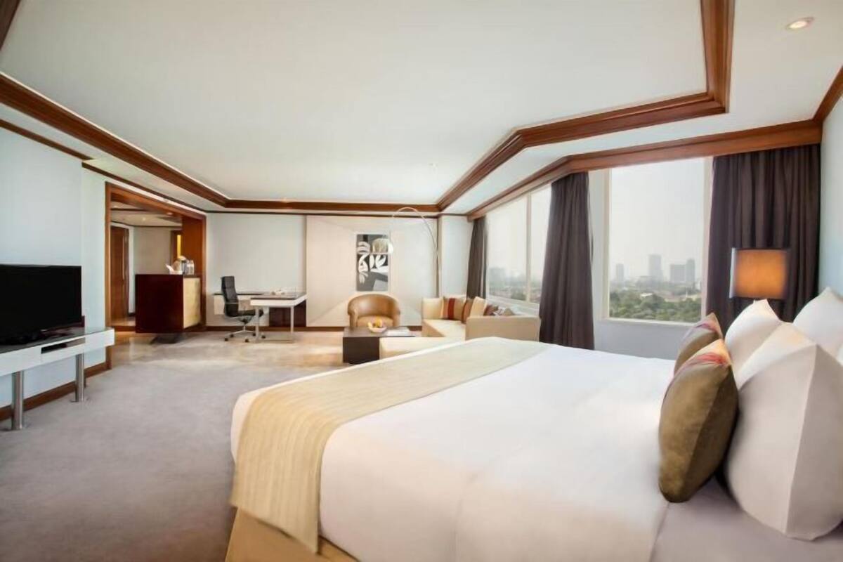 Premium bedding, in-room safe, desk, free cribs/infant beds