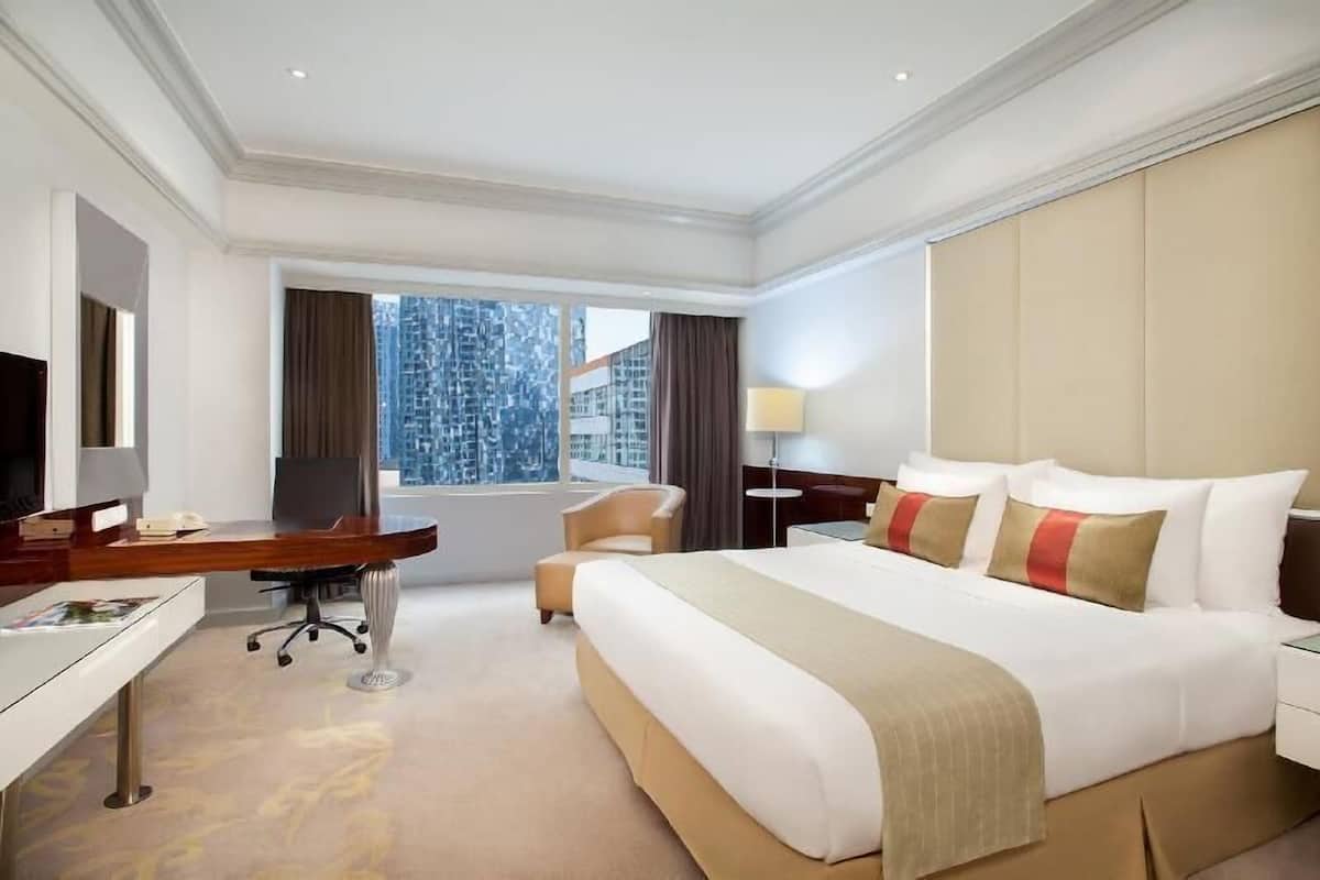 Premium bedding, in-room safe, desk, free cribs/infant beds
