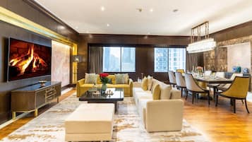 Suite, Multiple Beds, Non Smoking (The Casablanca) | Premium bedding, in-room safe, desk, free cribs/infant beds