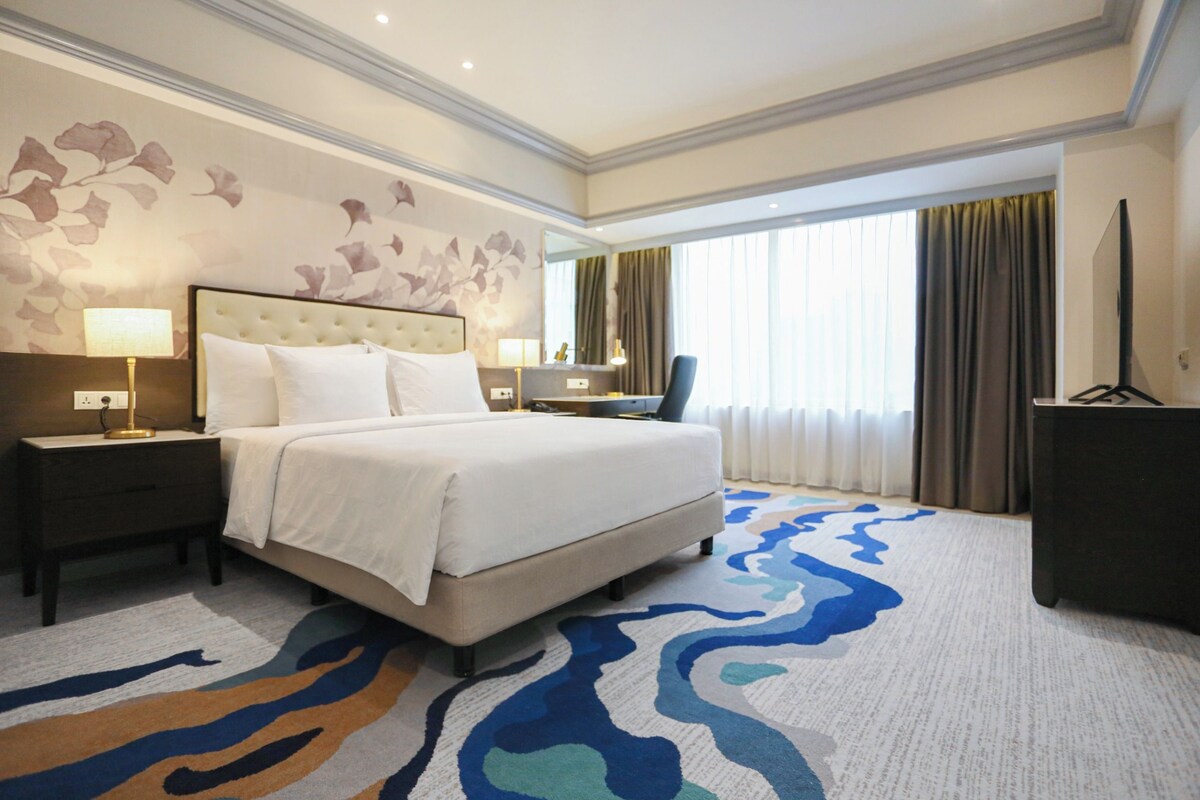 Suite, 1 Bedroom, Non Smoking | Premium bedding, in-room safe, desk, free cots/infant beds