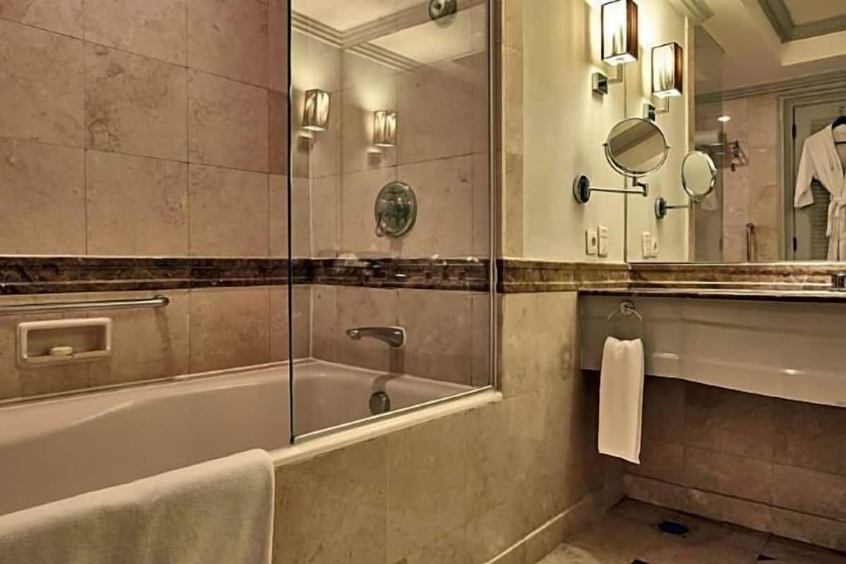 Salle de bain | Articles de toilette (gratuits), séchoir à cheveux, peignoirs, bidet