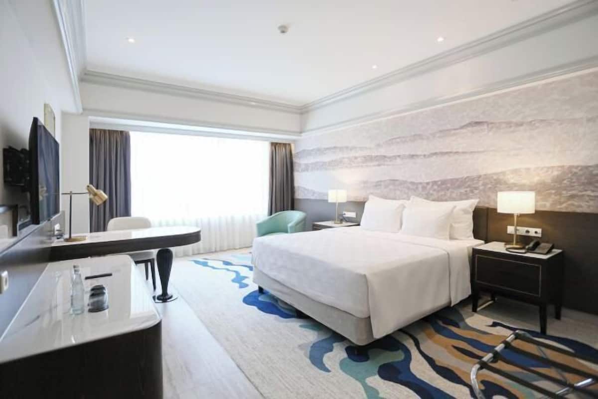 Seprai premium, minibar, brankas, dan meja kerja