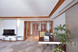 Hochwertige Bettwaren, Minibar, Zimmersafe, Schreibtisch